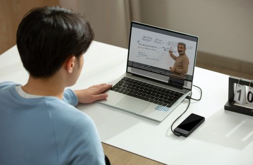 無懼跨語種挑戰(zhàn) 科大訊飛發(fā)布雙屏翻譯機(jī)，網(wǎng)友盛贊“真心硬核”翻譯服務(wù)